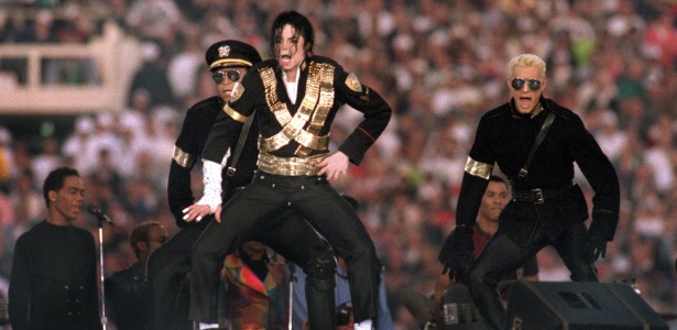 O cantor Michael Jackson fez show no intervalo do Super Bowl 27, realizado em janeiro de 1993, em Pasadena, nos Estados Unidos