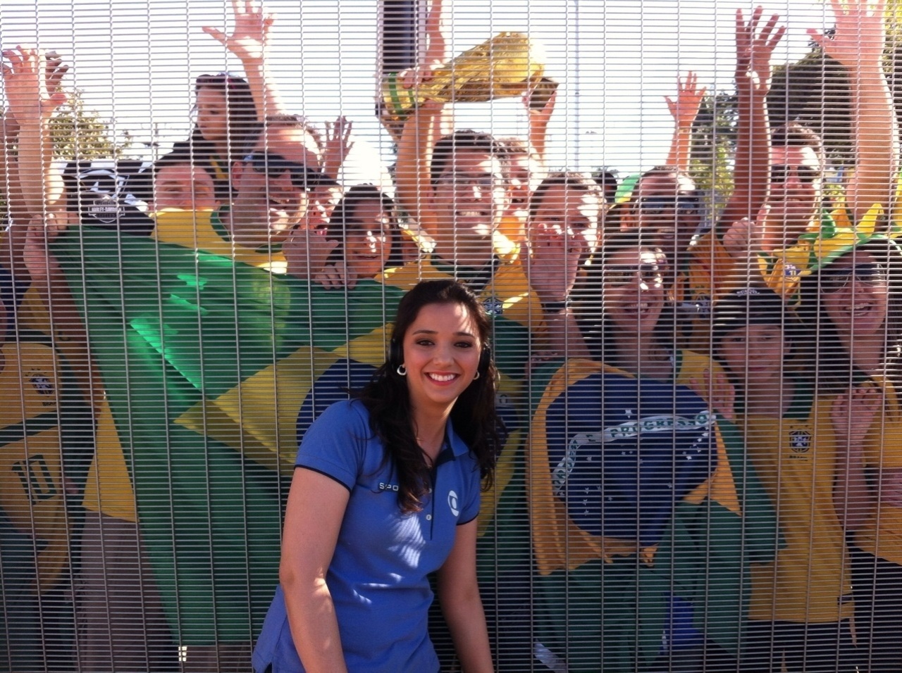 A repórter Maíra Lemos faz a festa da torcida brasileira durante a disputa da Copa do Mundo - Arquivo pessoal