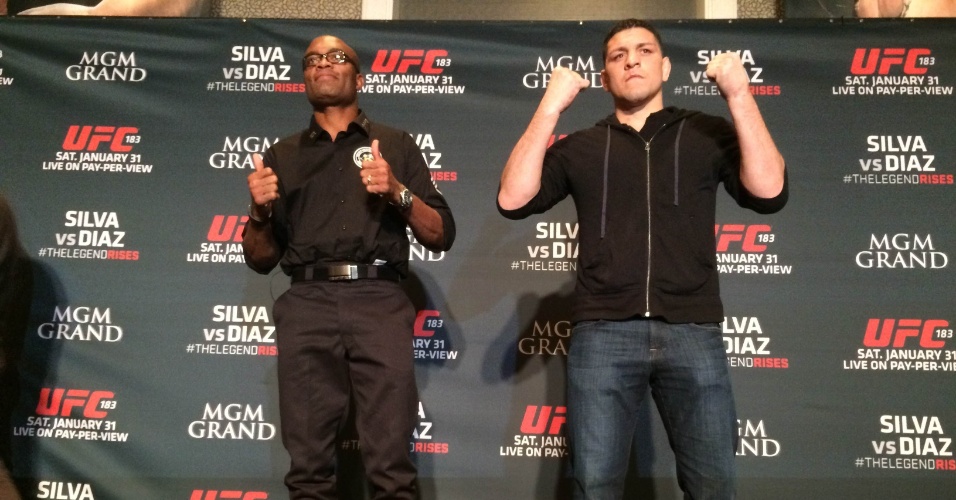 Anderson Silva e Nick Diaz posam para foto depois de encarada em evento em Las Vegas