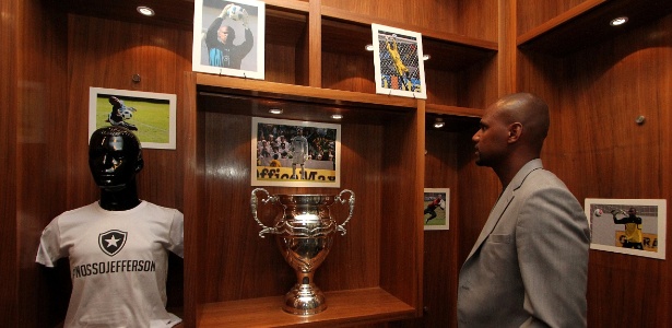 Jefferson observa intens do "mini museus" que ganhou na loja do Botafogo - Vitor Silva / SSPress