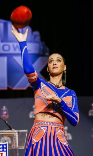 Katy Perry mostra sua habilidade no lançamento durante coletiva para promover o Super Bowl