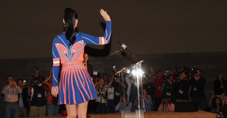 Katy Perry usa vestido temático na divulgação do Super Bowl