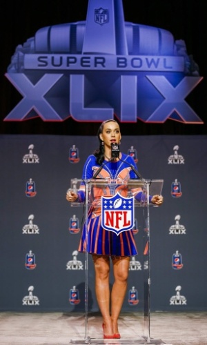 Katy Perry usa vestido temático na divulgação do Super Bowl