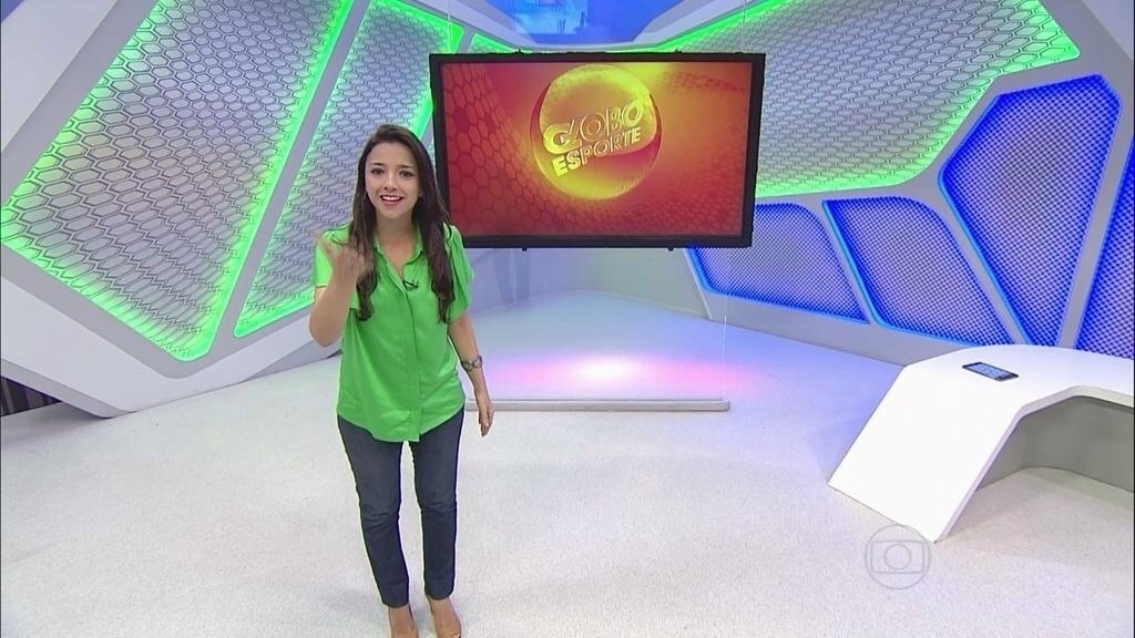 Maíra Lemos apresenta o Globo Esporte Minas. Ela ganhou notoriedade pelo estilo descontraído que cativa o telespectador - Divulgação/TV Globo