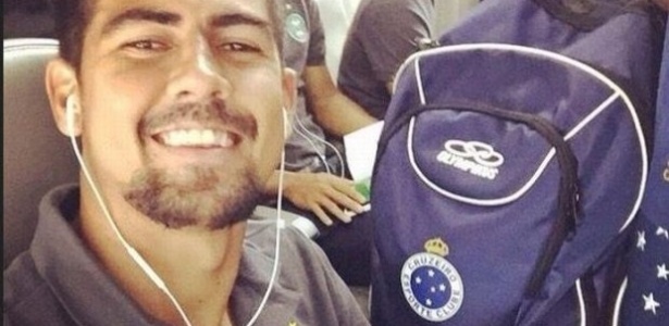 Leandro Almeida, do Coritiba, postou uma foto na qual aparece ao lado de mochila do Cruzeiro - Reprodução/Instagram