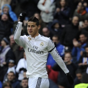 James Rodríguez ergue o punho depois de marcar o gol de empate do Real Madrid - AFP PHOTO/ CURTO DE LA TORRE