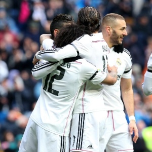 Jogadores do Real Madrid abraçam Marcelo por ter feito cruzamento perfeito para o gol de James Rodríguez - EFE/Alberto Martín