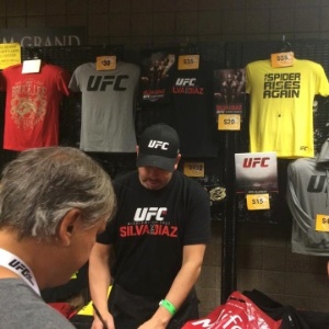 Loja dentro da MGM Arena, onde está sendo realizado o UFC 183, vende roupas da organização e de Anderson Silva - Jorge Corrêa/UOL