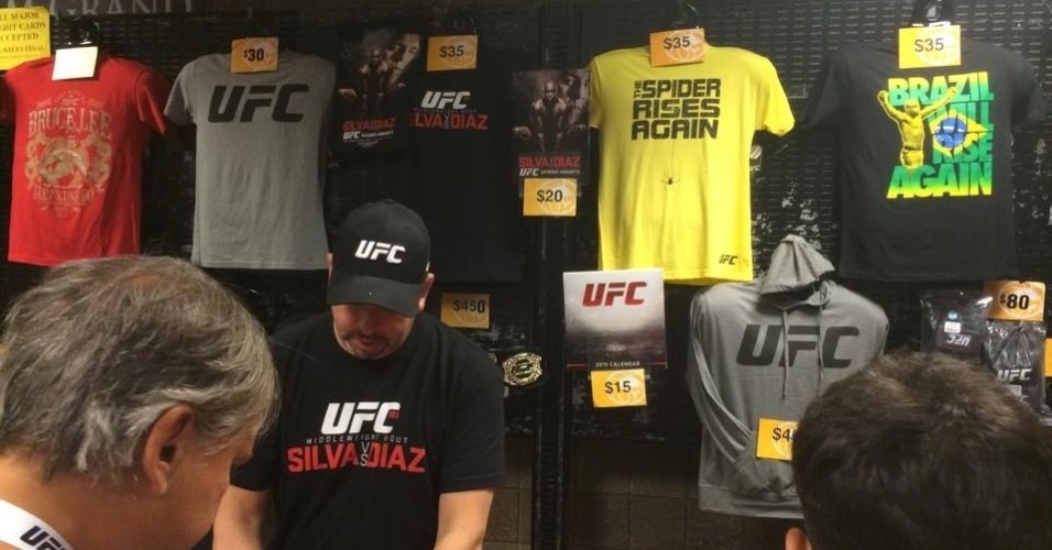Loja dentro da MGM Arena, onde está sendo realizado o UFC 183, vende roupas da organização e de Anderson Silva