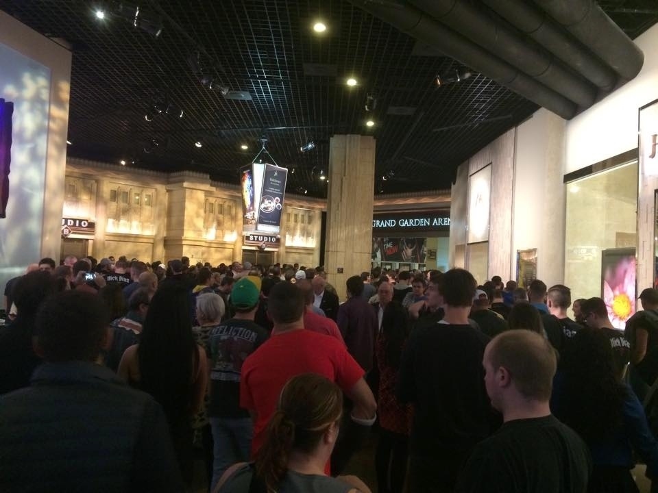 Público lota a entrada da MGM Arena, que vai receber o UFC 183 neste sábado (31), com Anderson Silva e Nick Diaz na luta principal - Jorge Corrêa/UOL