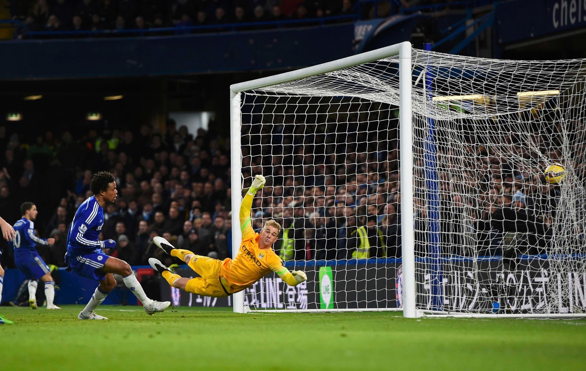 Remy, atacante do Chelsea, conclui para fazer 1 a 0 contra o Manchester City - REUTERS/Dylan Martinez