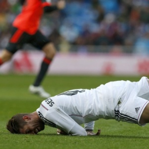 Sergio Ramos fez gol, mas também teve um momento ruim no jogo ao cair com o rosto no chão - EFE/Juan Carlos Hidalgo