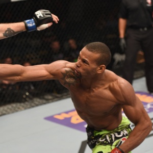 Thiago Marreta acerta golpe em Andy Enz, na primeira luta do UFC 183; brasileiro venceu o combate por nocaute técnico - Josh Hedges/Zuffa LLC/Zuffa LLC/Getty Images