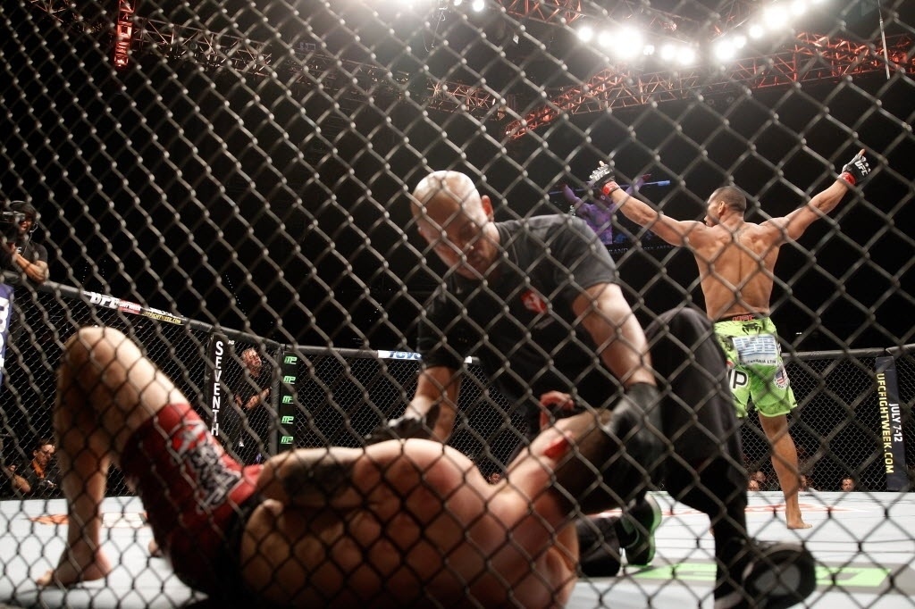 Thiago Marreta comemora após nocautear Andy Enz na primeira luta da noite do UFC 183 - Steve Marcus/Getty Images/AFP