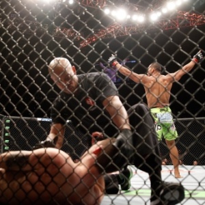 Thiago Marreta comemora após nocautear Andy Enz na primeira luta da noite do UFC 183 - Steve Marcus/Getty Images/AFP
