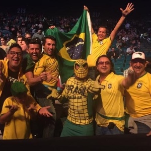 Torcida brasileira, com direito a fantasia de Homem-Aranha, comparece em peso ao UFC 183 - Reprodução/Twitter UFC