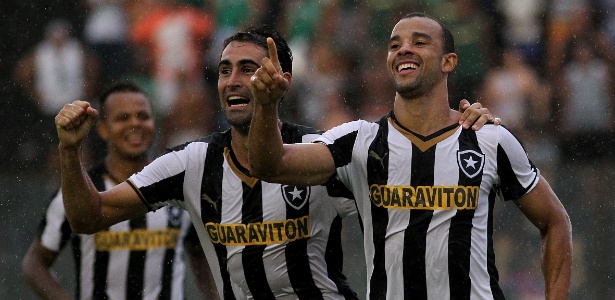 Zagueiro Roger Carvalho marcou o gol da vitória sobre o Boavista, em São Januário