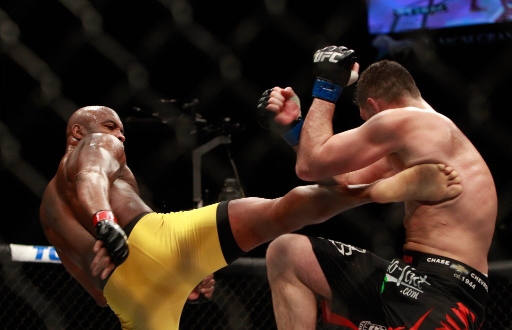 Anderson Silva acerta chute alto em Nick Diaz, na luta principal do UFC 183; brasileiro venceu por decisão unânime dos juízes - Steve Marcus/Getty Images/AFP