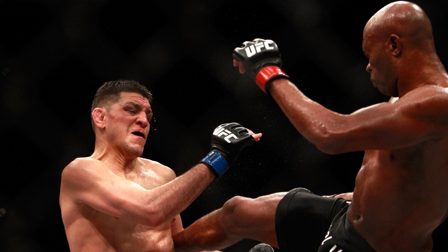 Anderson Silva acerta chute em Nick Diaz durante a luta principal do UFC 183 em Las Vegas (EUA) - Steve Marcus/Getty Images/AFP