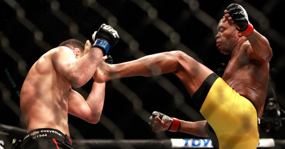 Anderson Silva castiga Nick Diaz e acerta chute no rosto do adversário na luta principal do UFC 183 em Las Vegas (EUA)