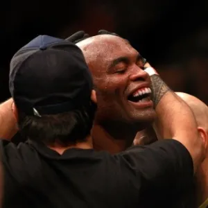 Anderson Silva comemora após vencer Nick Diaz no UFC 183, em seu retorno ao MMA após grave lesão - Steve Marcus/Getty Images/AFP