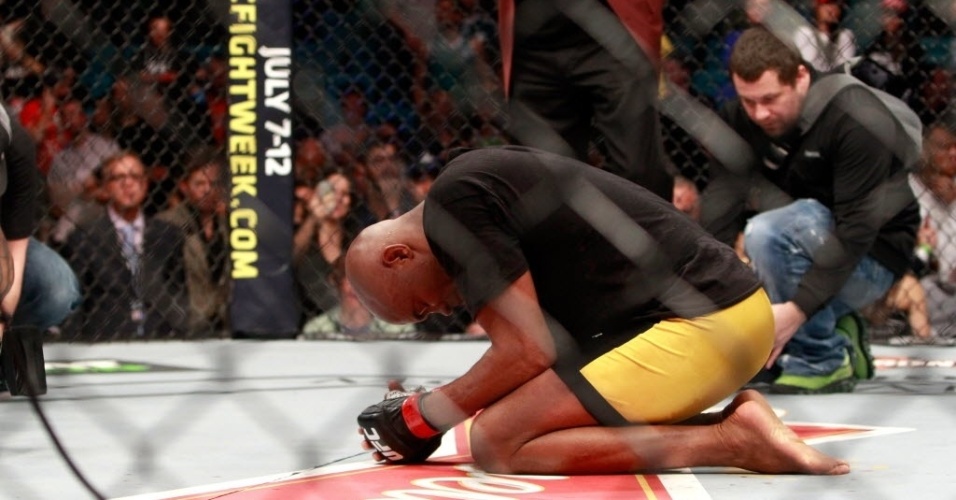 Anderson Silva se ajoelha no octógono para comemorar vitória contra Nick Diaz no UFC 183