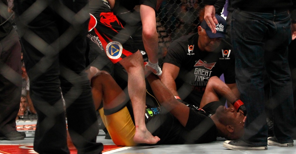 Anderson Silva se emociona após vencer Nick Diaz por decisão unânime na luta principal do UFC 183 em Las Vegas (EUA)