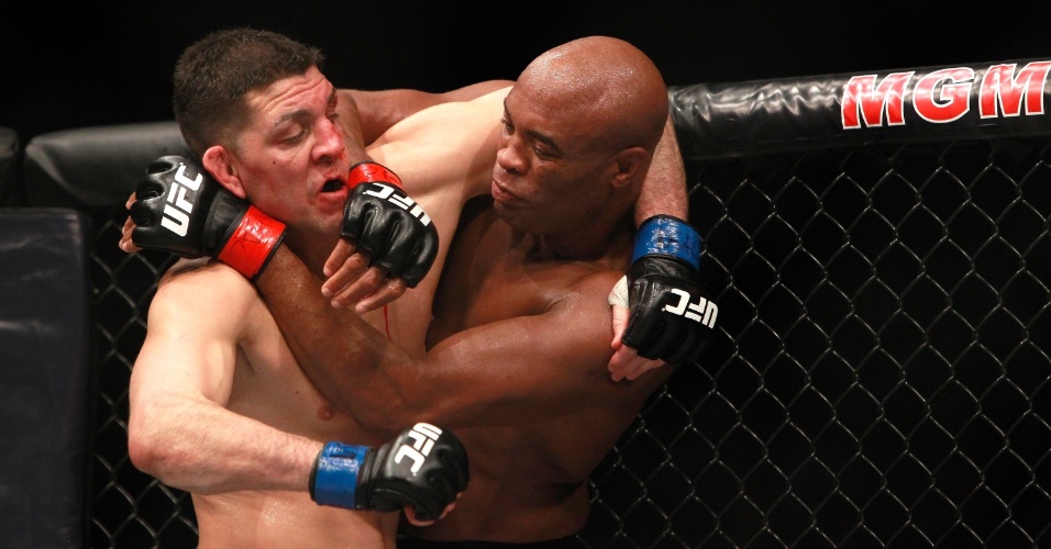 Anderson Silva tenta encaixar golpe em Nick Diaz durante a luta principal do UFC 183 em Las Vegas (EUA)