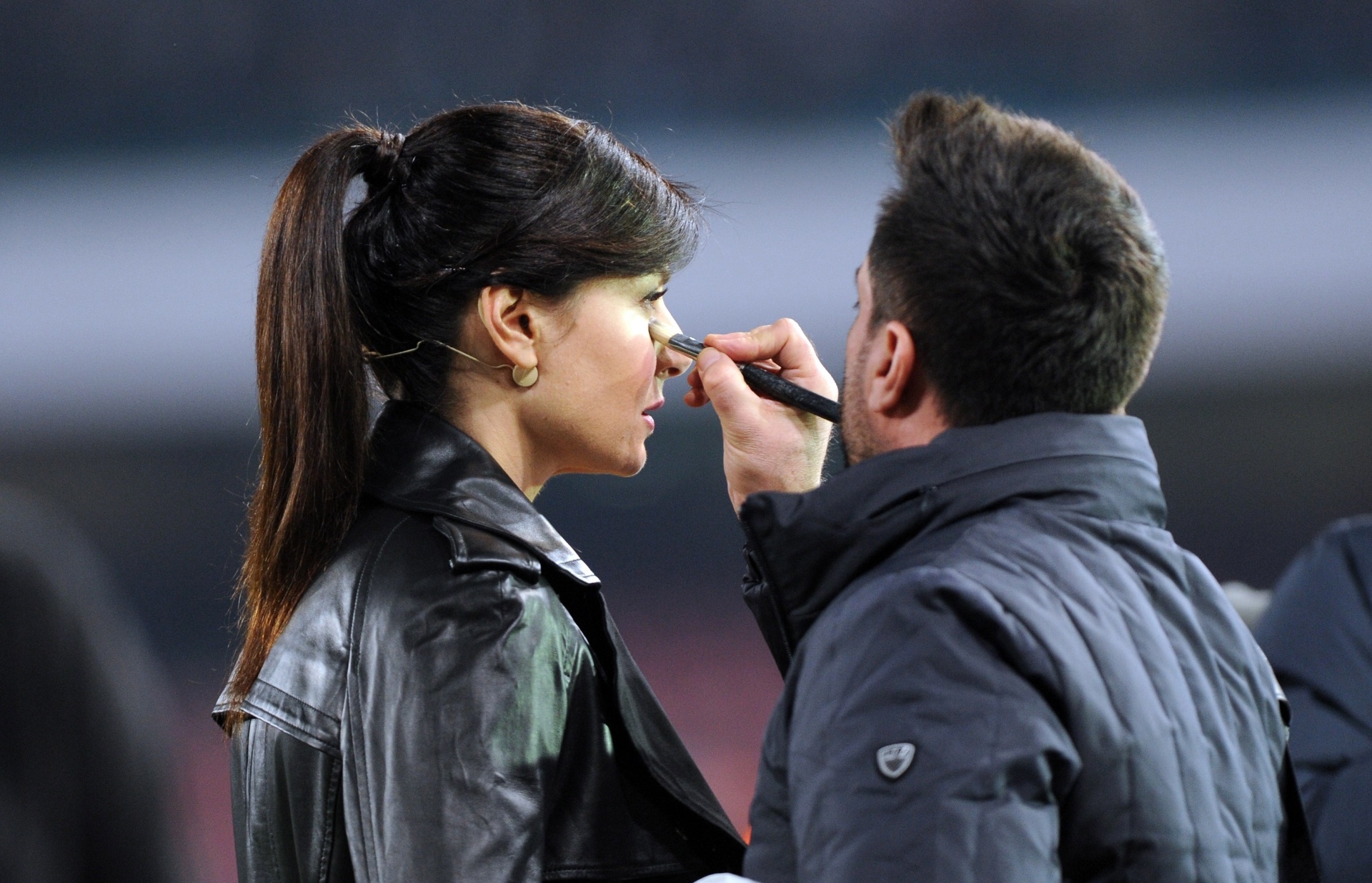 Ela é jornalista e apresentadora de TV e na imagem é maquiada antes de entrar no ar - Giuseppe Bellini Getty Images Sport