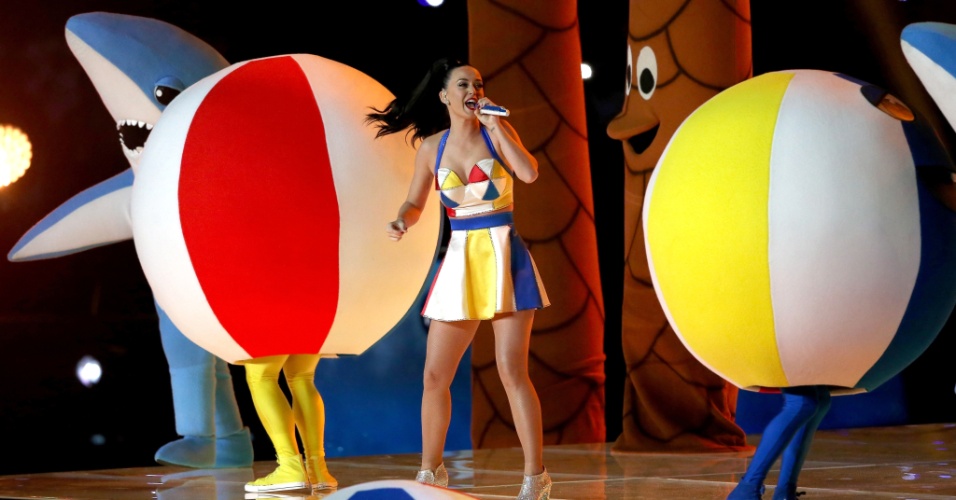 Em um cenário de praia, Katy Perry canta Teenage Dream e California Gurls