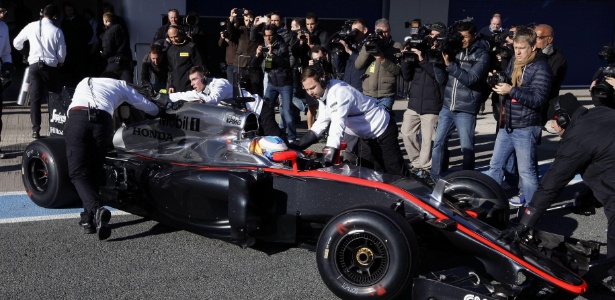 Fernando Alonso só deve retornar ao cockpit da McLaren no GP da Malásia, dia 29 de março - EFE/Román Ríos