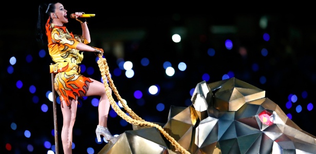 Katy Perry durante performance de "Roar", em cima de um tigre gigante - Kevin C. Cox/Getty Images