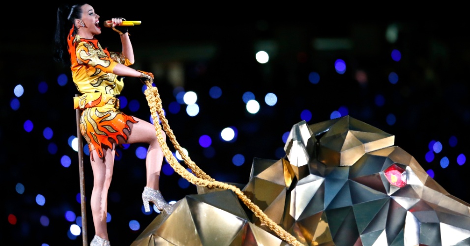 Katy Perry abre o show do intervalo do Super Bowl em cima de um tigre gigante, cantando sua canção Roar