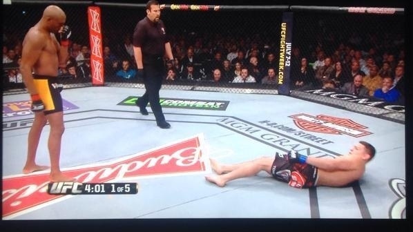 Nick Diaz deita no octógono para provocar Anderson Silva no começo da luta principal do UFC 183