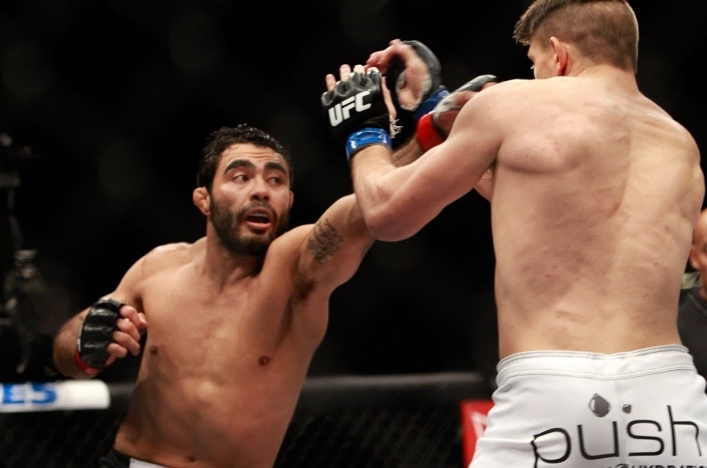 Rafael Sapo acerta soco em Tom Watson; brasileiro venceu por decisão unânime dos juízes - Steve Marcus/Getty Images/AFP