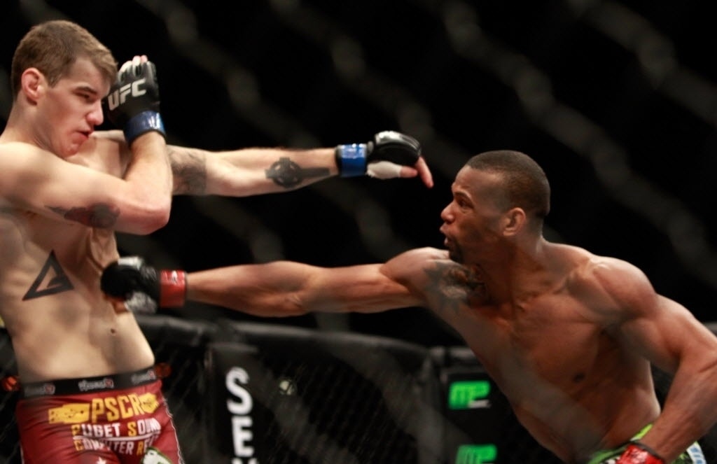 Thiago Marreta acerta golpe na região das costelas de Andy Enz, na primeira luta do UFC 183; brasileiro venceu o combate por nocaute técnico - Steve Marcus/Getty Images/AFP