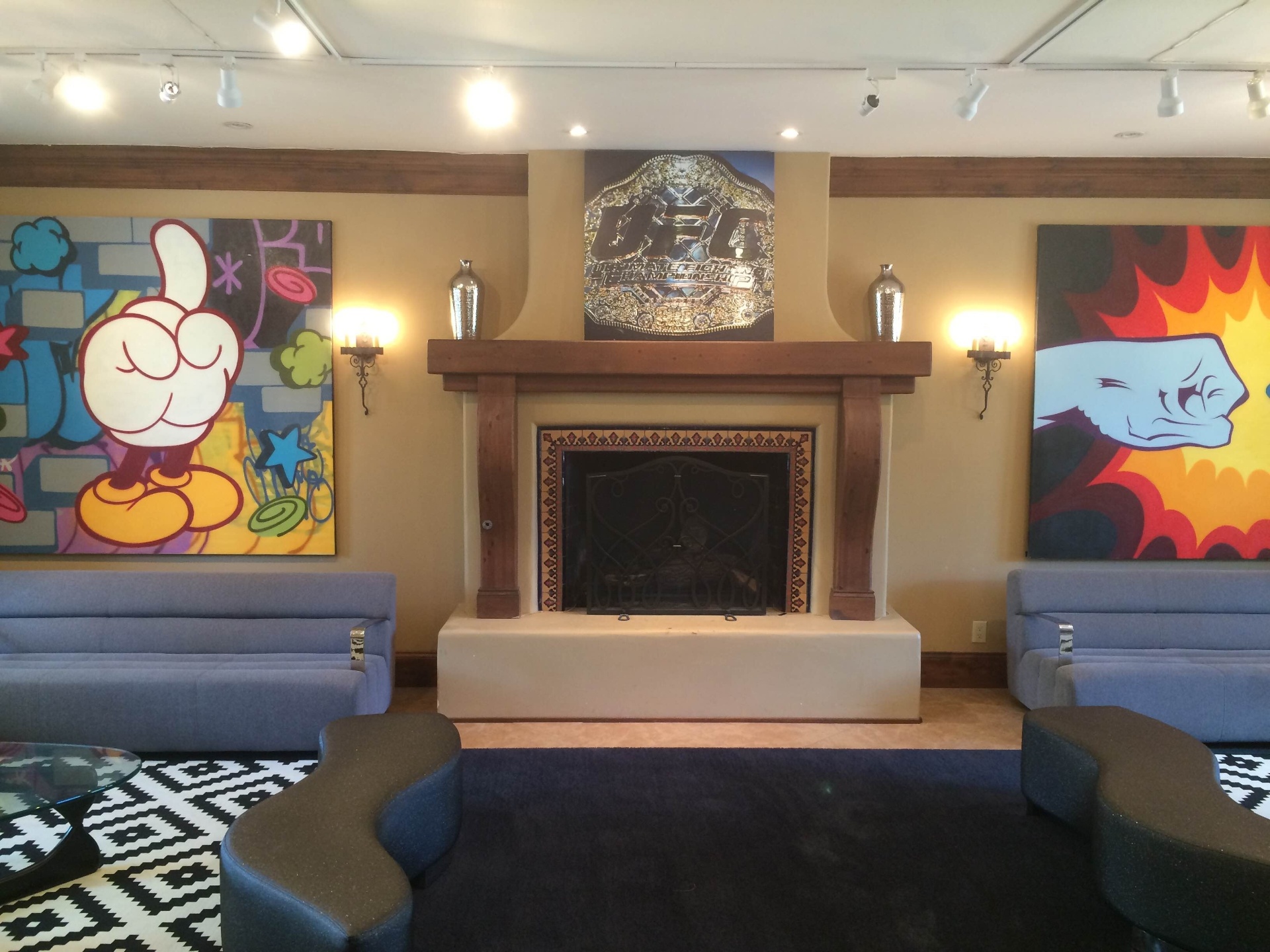 A confortável casa em que os lutadores ficarão isolados do mundo tem confortos como lareira e piscina - Jorge Corrêa/UOL