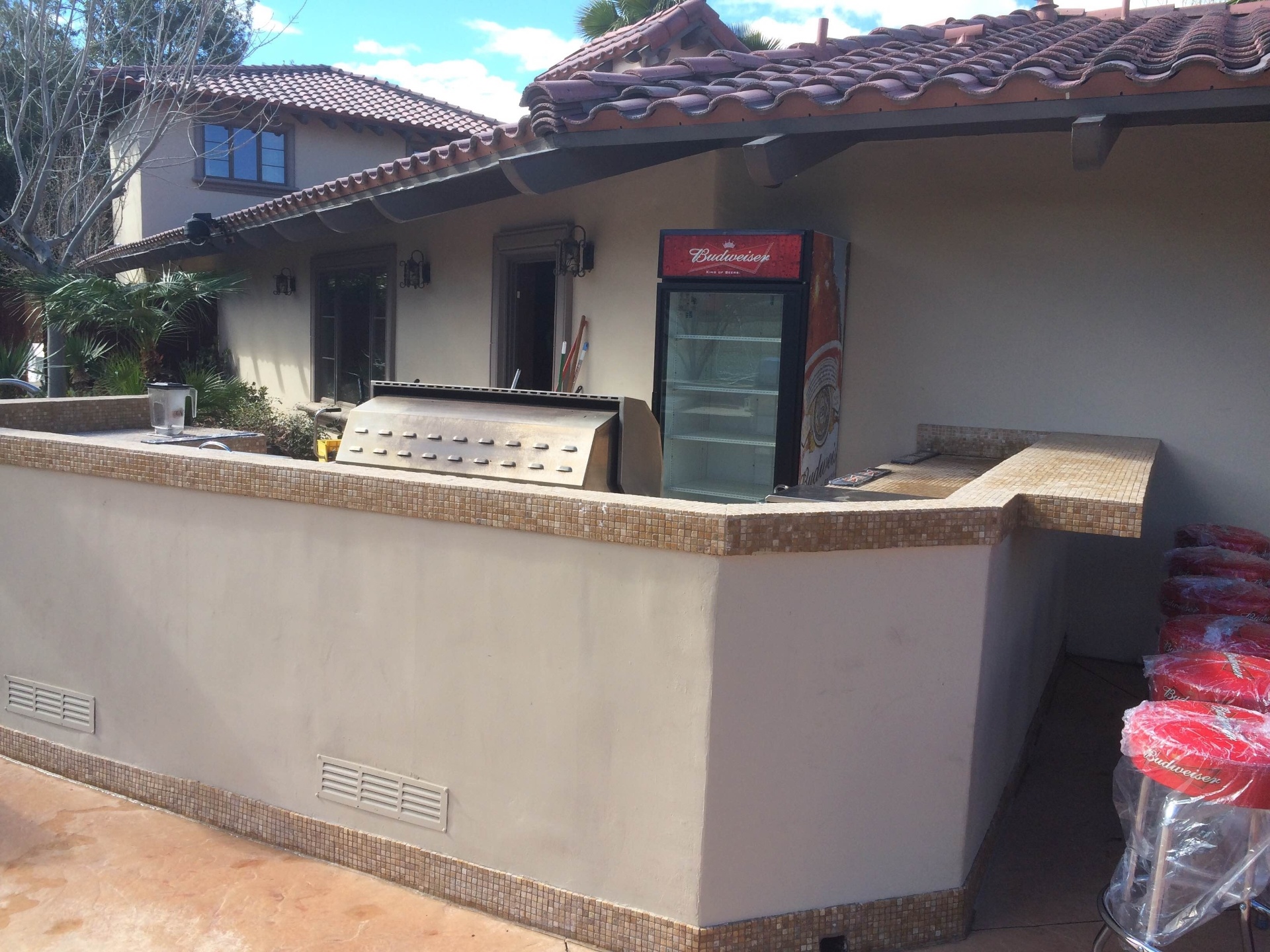 A confortável casa em que os lutadores ficarão isolados do mundo tem confortos como lareira, piscina e churrasqueira - Jorge Corrêa/UOL