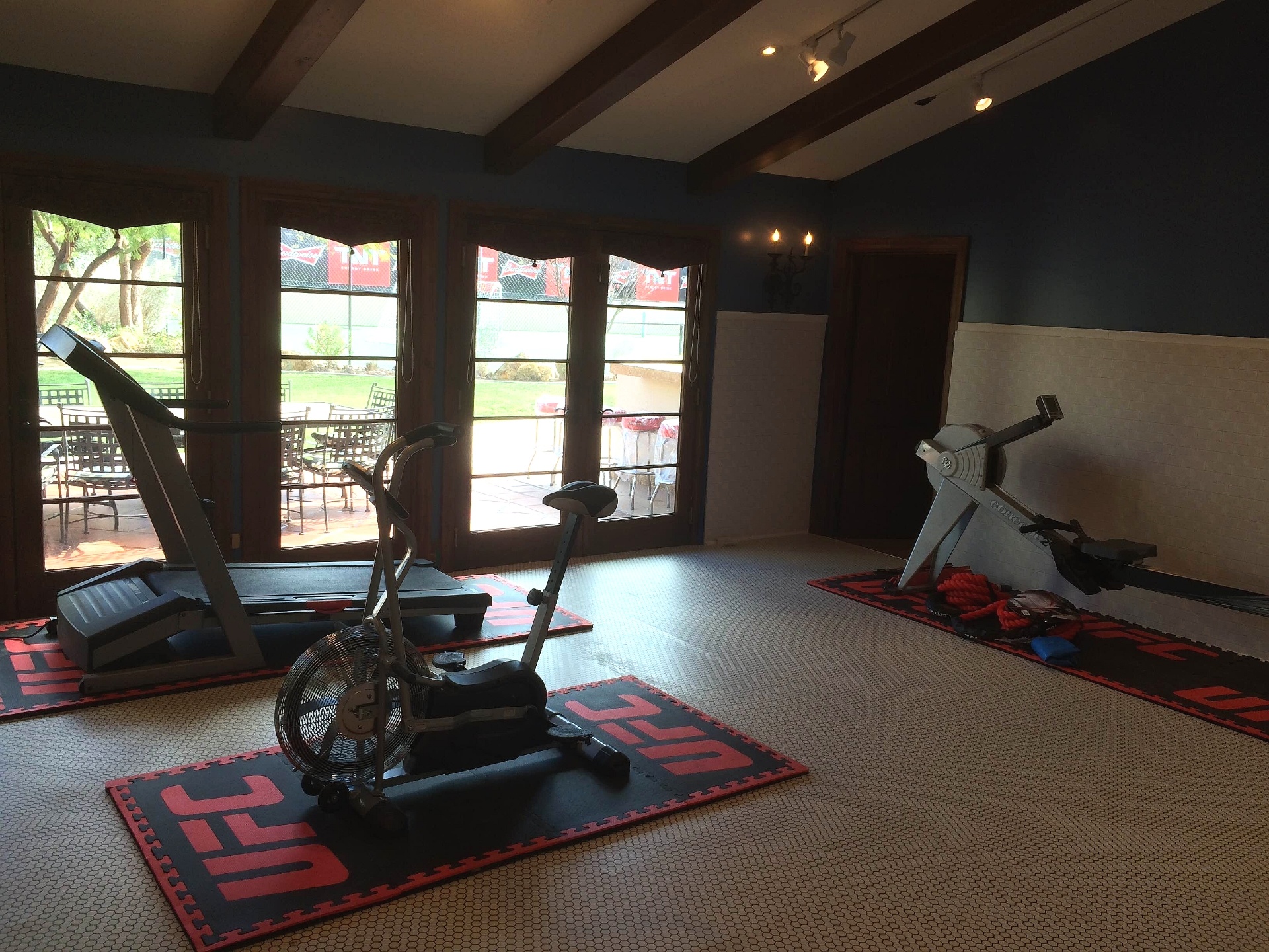 A mansão dos lutadores, que serão treinados por Anderson Silva e Maurício Shogun, também tem uma academia - Jorge Corrêa/UOL