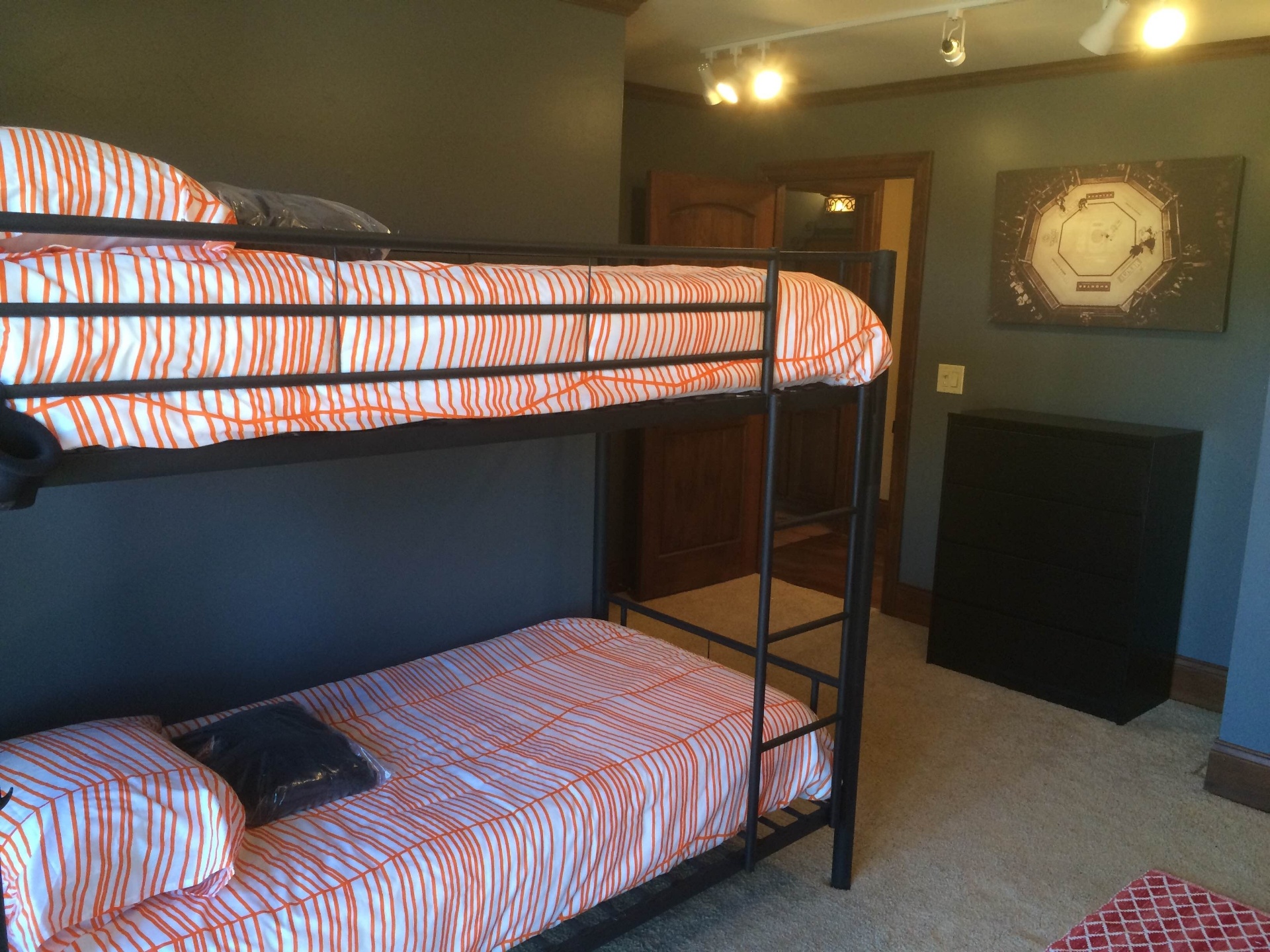 Apesar do luxo no restante da casa, os quartos são com beliches e o contato entre rivais é aberto na mansão, um dos pontos que acirra os ânimos dos competidores - Jorge Corrêa/UOL