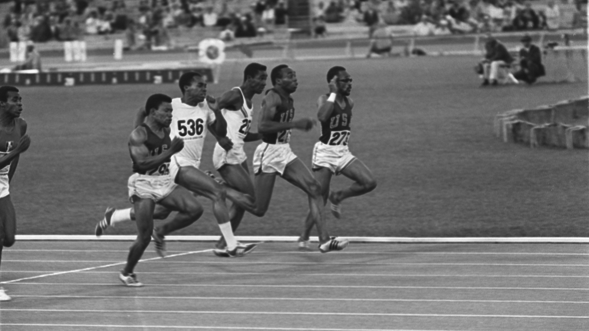 Jim Hines (raia 3) na final olímpica dos 100 m rasos de 1968, no México