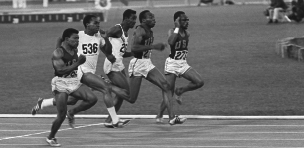 Jim Hines (segundo da dir. para esq.) na final olímpica dos 100 m de 1968, no México - Tony Duffy/Allsport