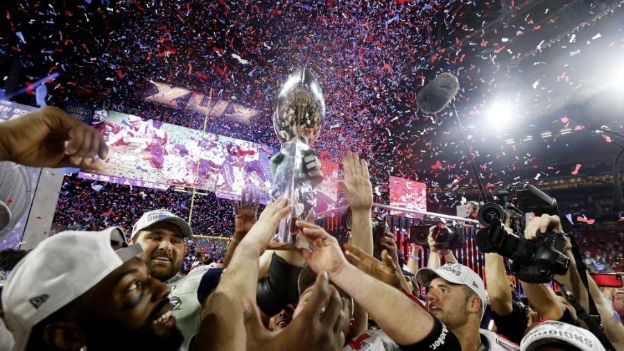Jogadores do New England Patriots erguem o troféu do Super Bowl, prêmio máximo do Super Bowl - Christian Petersen/Getty Images/AFP