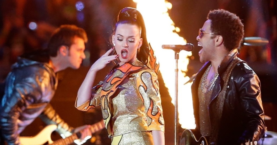 Katy Perry canta um de seus maiores sucessos, I Kissed A Girl, ao lado de Lenny Kravitz e um cenário cheio de labaredas