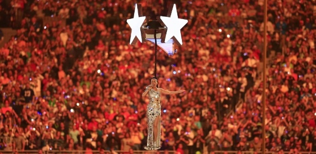 Katy Perry sobrevoa o estádio de Glendale, no Arizona, cantando sua canção Firework durante o show do intervalo do Super Bowl 49 - Andrew Weber/USA TODAY Sports