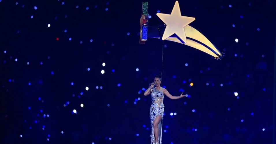 Katy Perry sobrevoa o estádio de Glendale, no Arizona, cantando sua canção Firework durante show do intervalo do Super Bowl 49