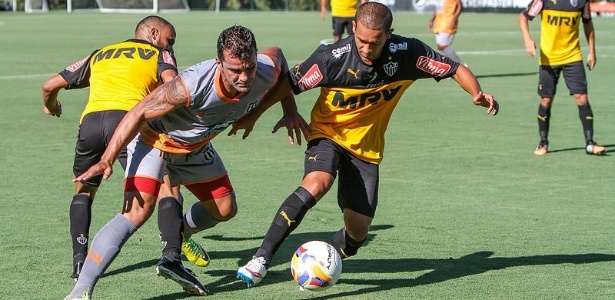 O volante Pierre, do Atlético-MG, disputa a bola em jogo-treino na Cidade do Galo - Bruno Cantini/Clube Atlético Mineiro