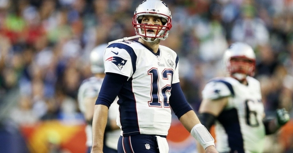 Tom Brady, quarterback do New England Patriots, deixa o campo após o segundo quarto do Super Bowl