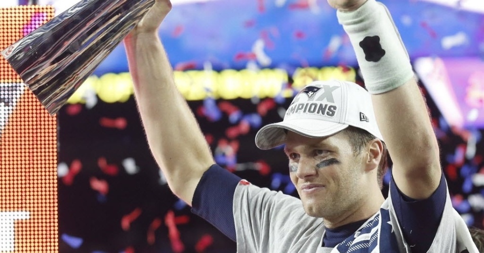 Tom Brady, quarterback do New England Patriots, erguem o troféu do Super Bowl 49