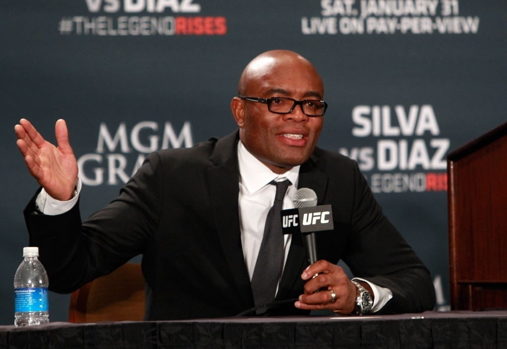 Anderson Silva foi flagrado em exame antidoping surpresa quase um mês antes de seu retorno ao UFC pelo uso de duas substâncias: drostanolona e androsterona. - Steve Marcus/Getty Images/AFP